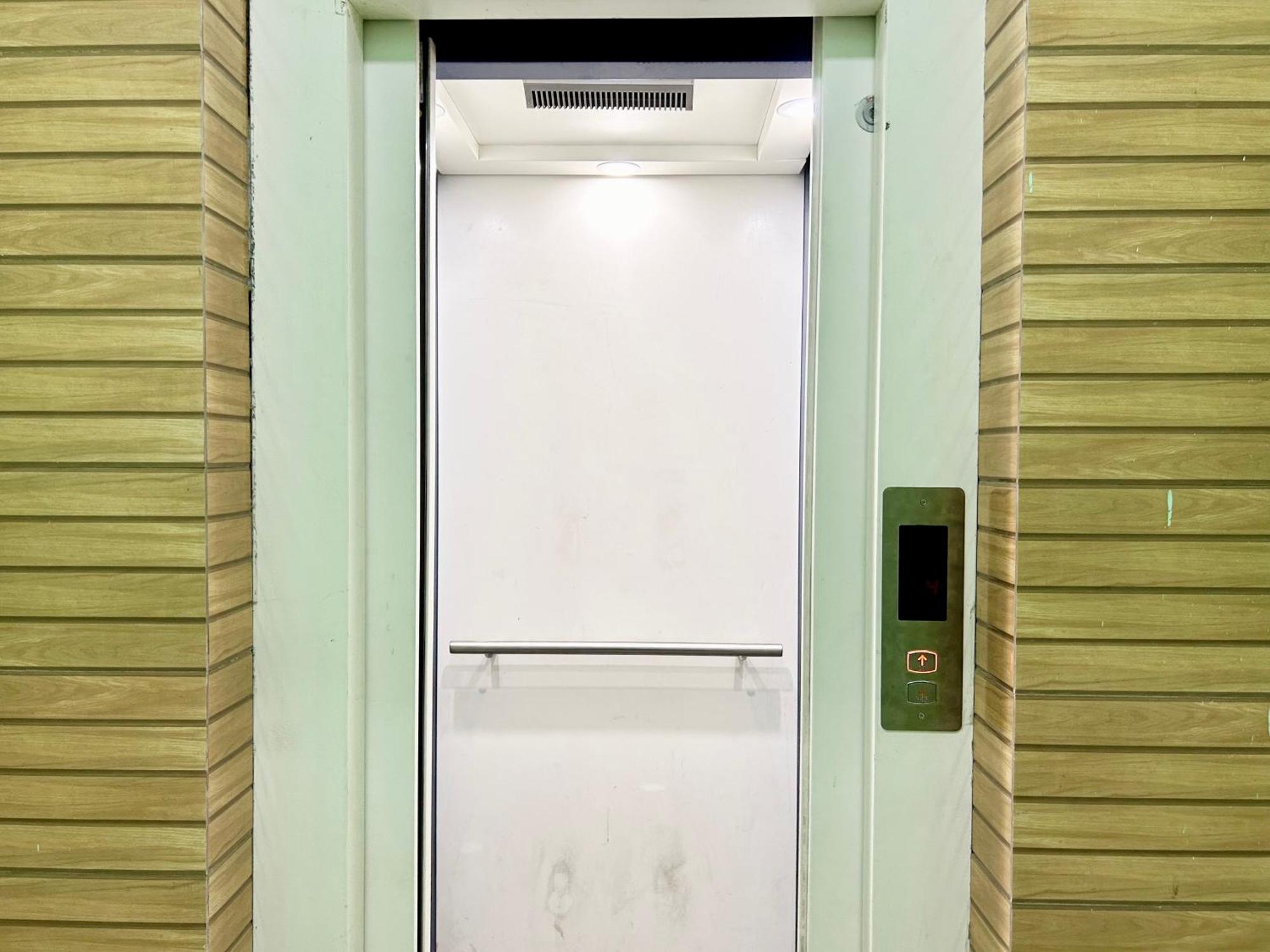 Apartment Exquisite 3bhk In The Heart Of Newtown Beside Axis Mall, Action Area 1 *